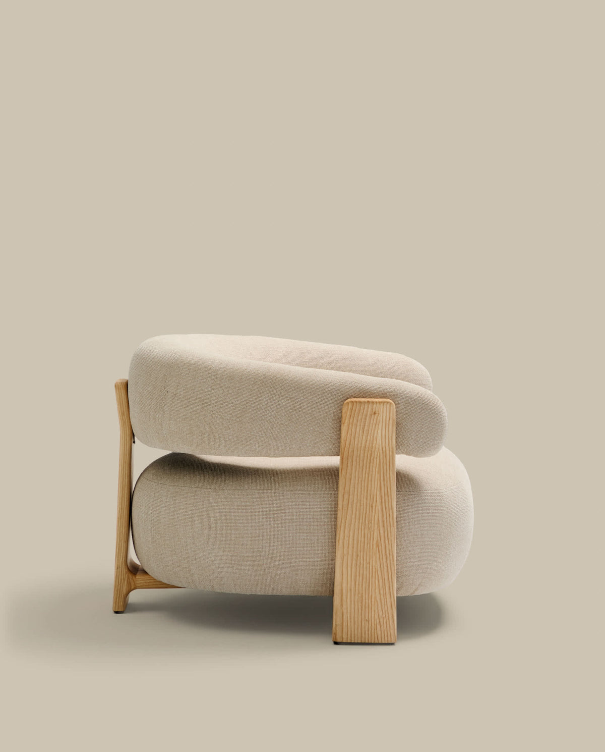 Fauteuil Japandi tissu chenille beige pieds en bois de frêne finition ton naturel - Granite