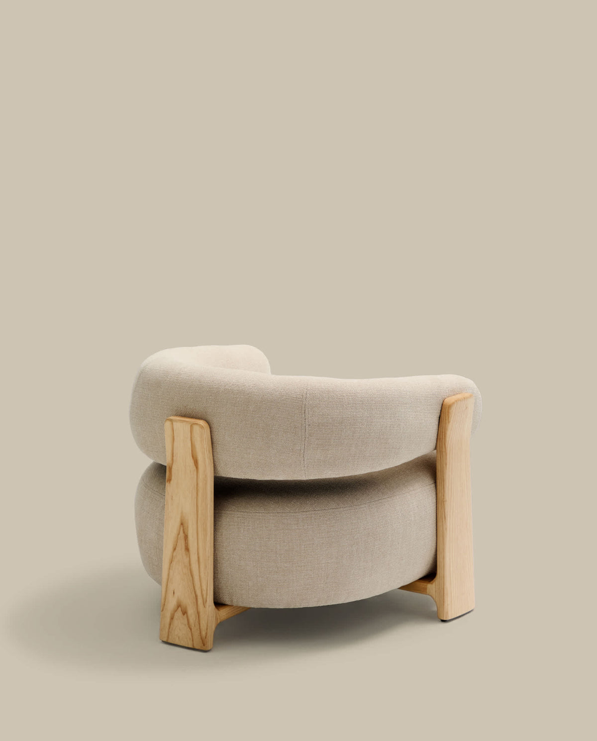 Fauteuil Japandi tissu chenille beige pieds en bois de frêne finition ton naturel - Granite