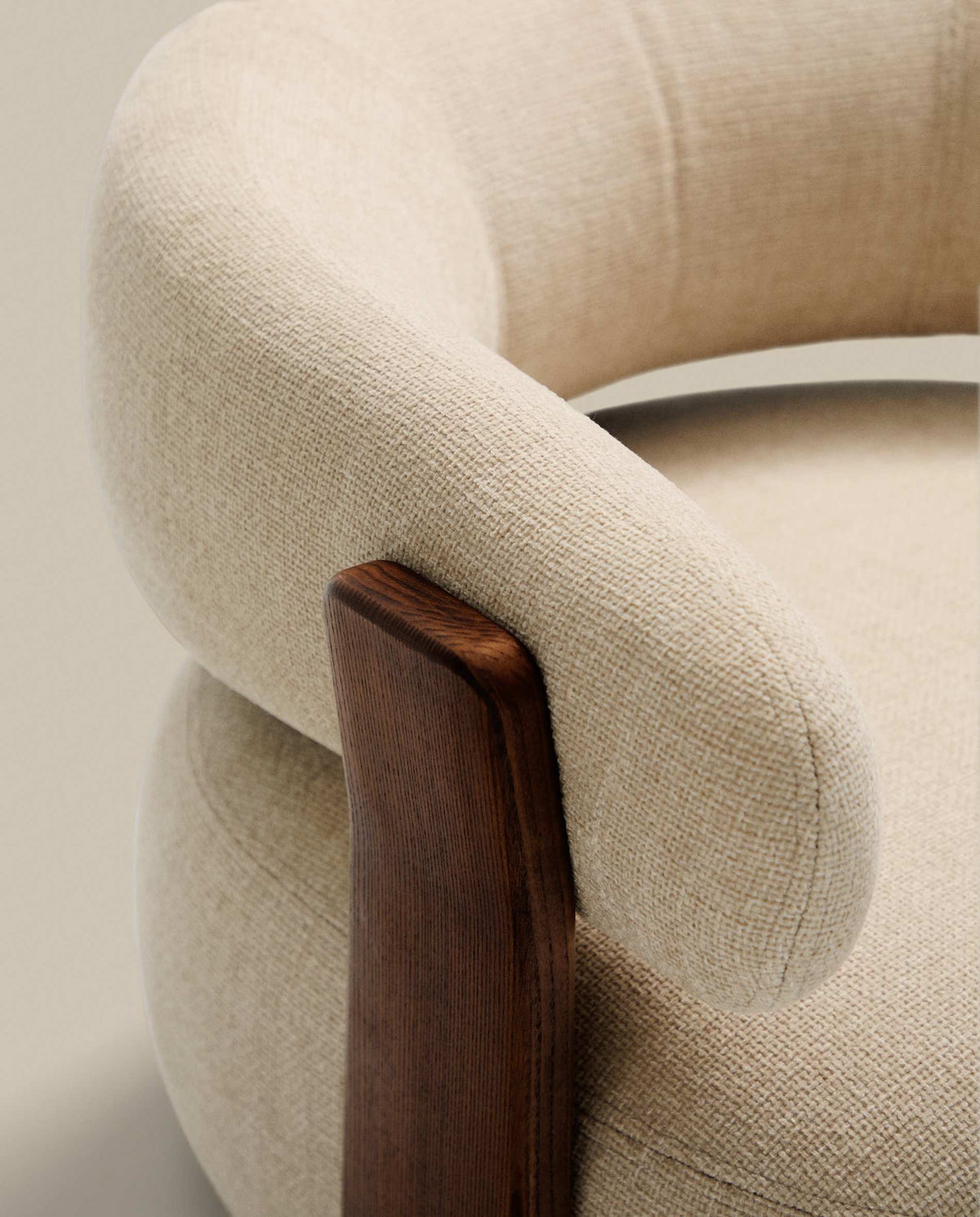 Fauteuil Japandi en tissu chenille beige et pieds en bois de frêne finition noyer - Granite