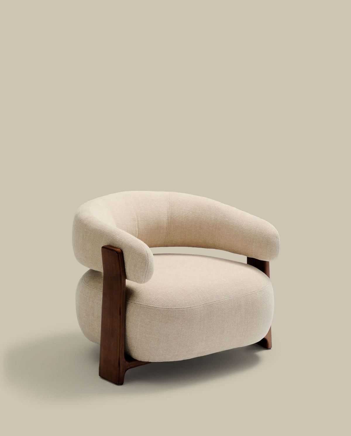 Fauteuil Japandi en tissu chenille beige et pieds en bois de frêne finition noyer - Granite