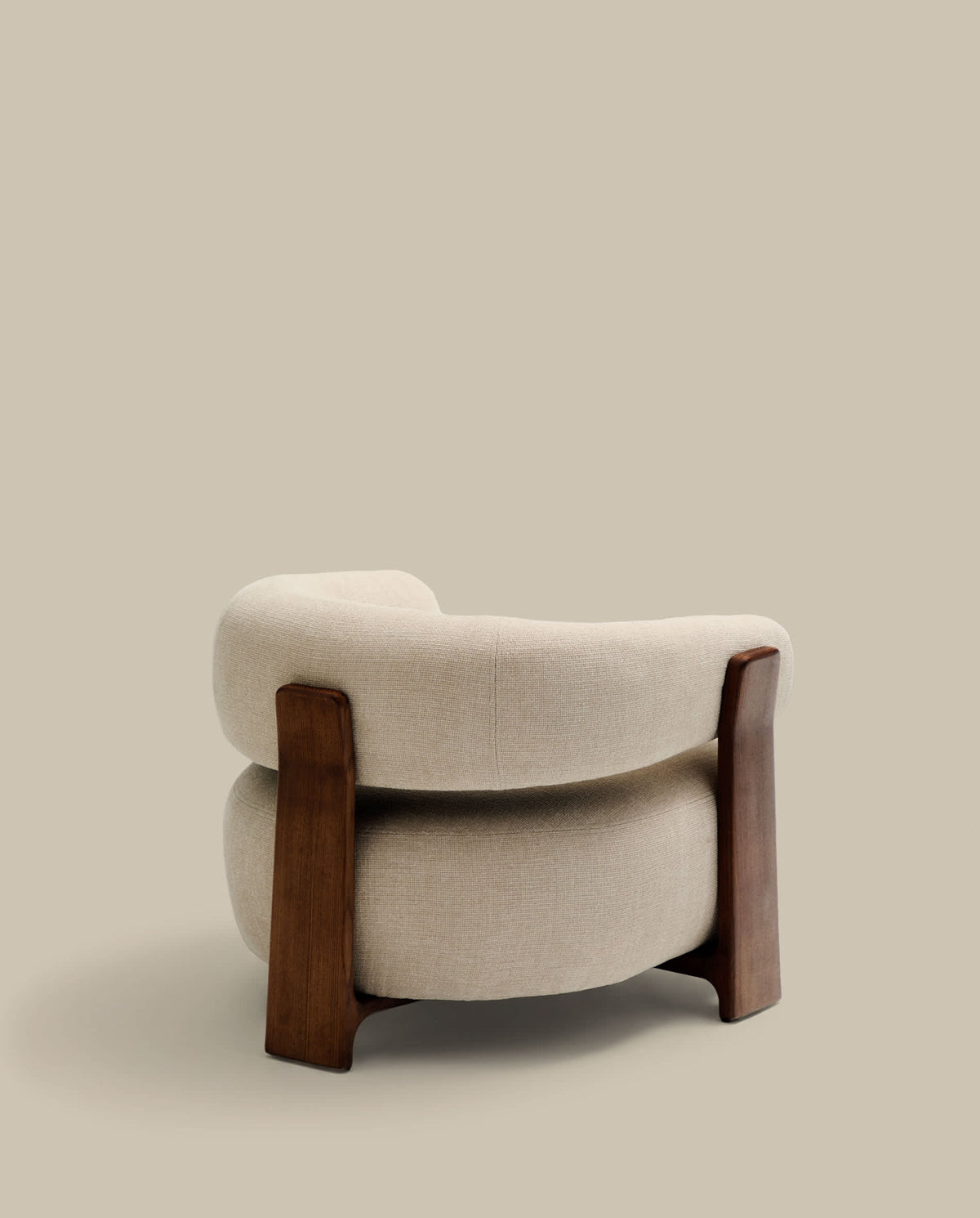 Fauteuil Japandi en tissu chenille beige et pieds en bois de frêne finition noyer - Granite