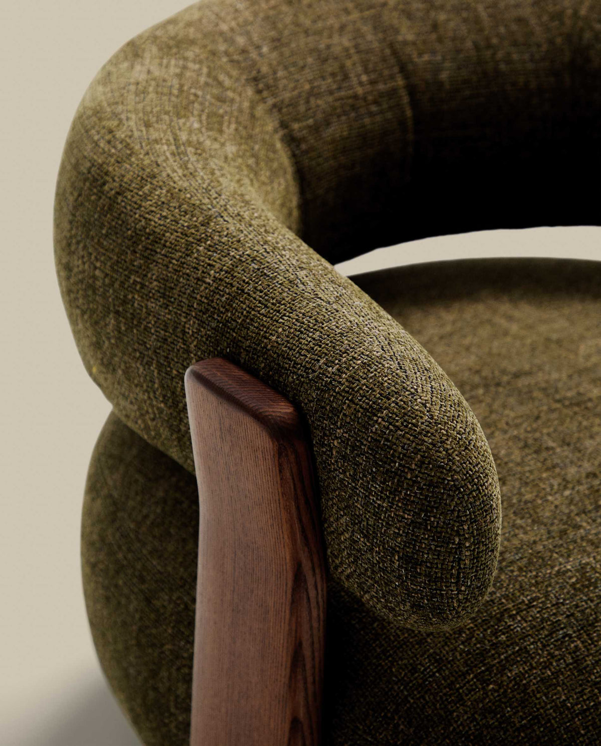 Fauteuil Japandi en tissu chenille vert et pieds en bois de frêne finition noyer - Granite
