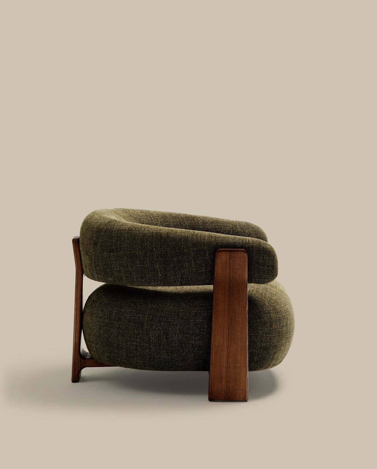 Fauteuil Japandi en tissu chenille vert et pieds en bois de frêne finition noyer - Granite
