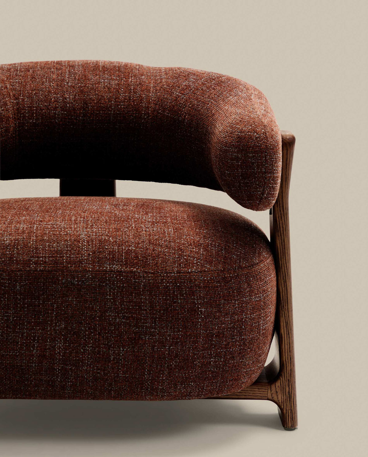 Fauteuil Japandi en tissu chenille marron et pieds en bois de frêne finition noyer - Granite