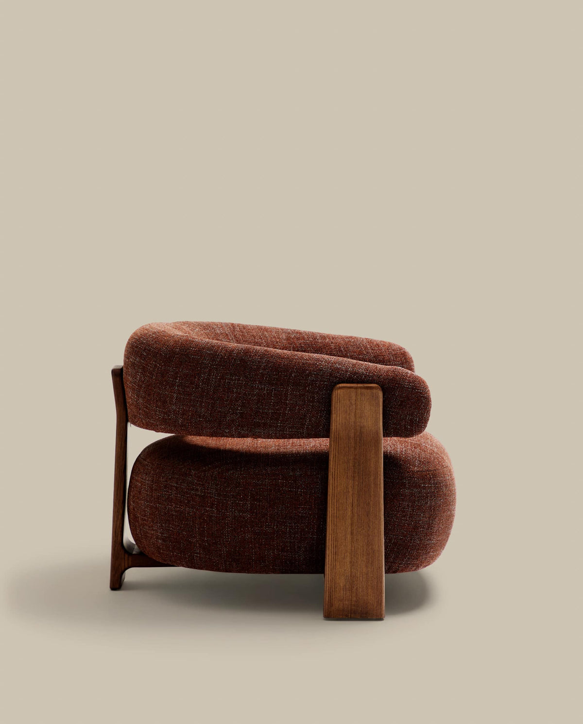 Fauteuil Japandi en tissu chenille marron et pieds en bois de frêne finition noyer - Granite
