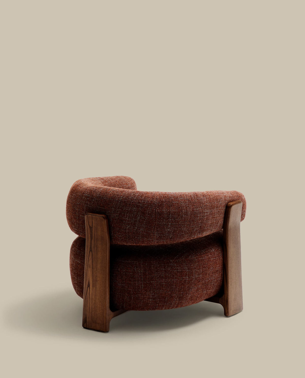Fauteuil Japandi en tissu chenille marron et pieds en bois de frêne finition noyer - Granite