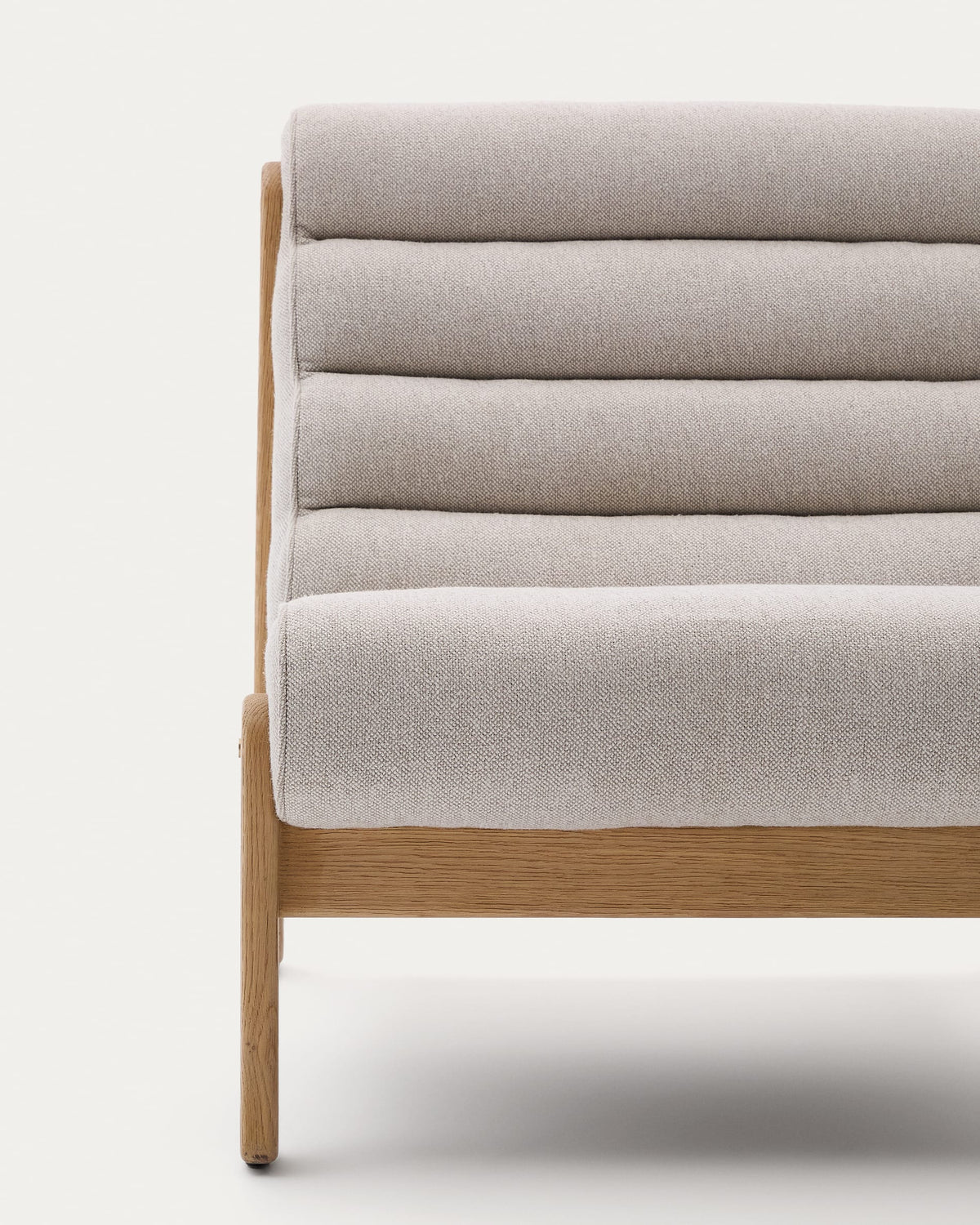 Fauteuil Japandi beige en bois de chêne avec finition ton naturel - Magira