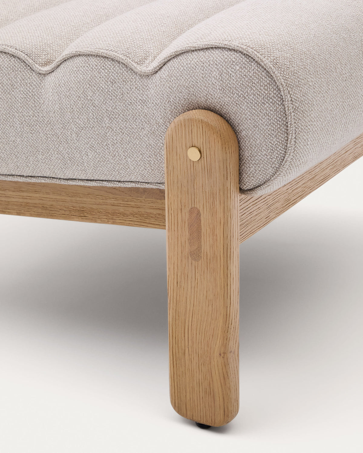 Fauteuil Japandi beige en bois de chêne avec finition ton naturel - Magira