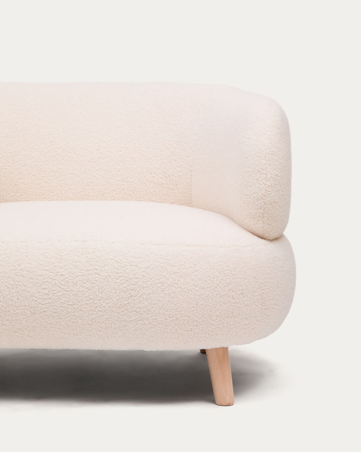 Fauteuil Japandi bouclette écru avec pieds en bois de hêtre 90 cm - Luisa