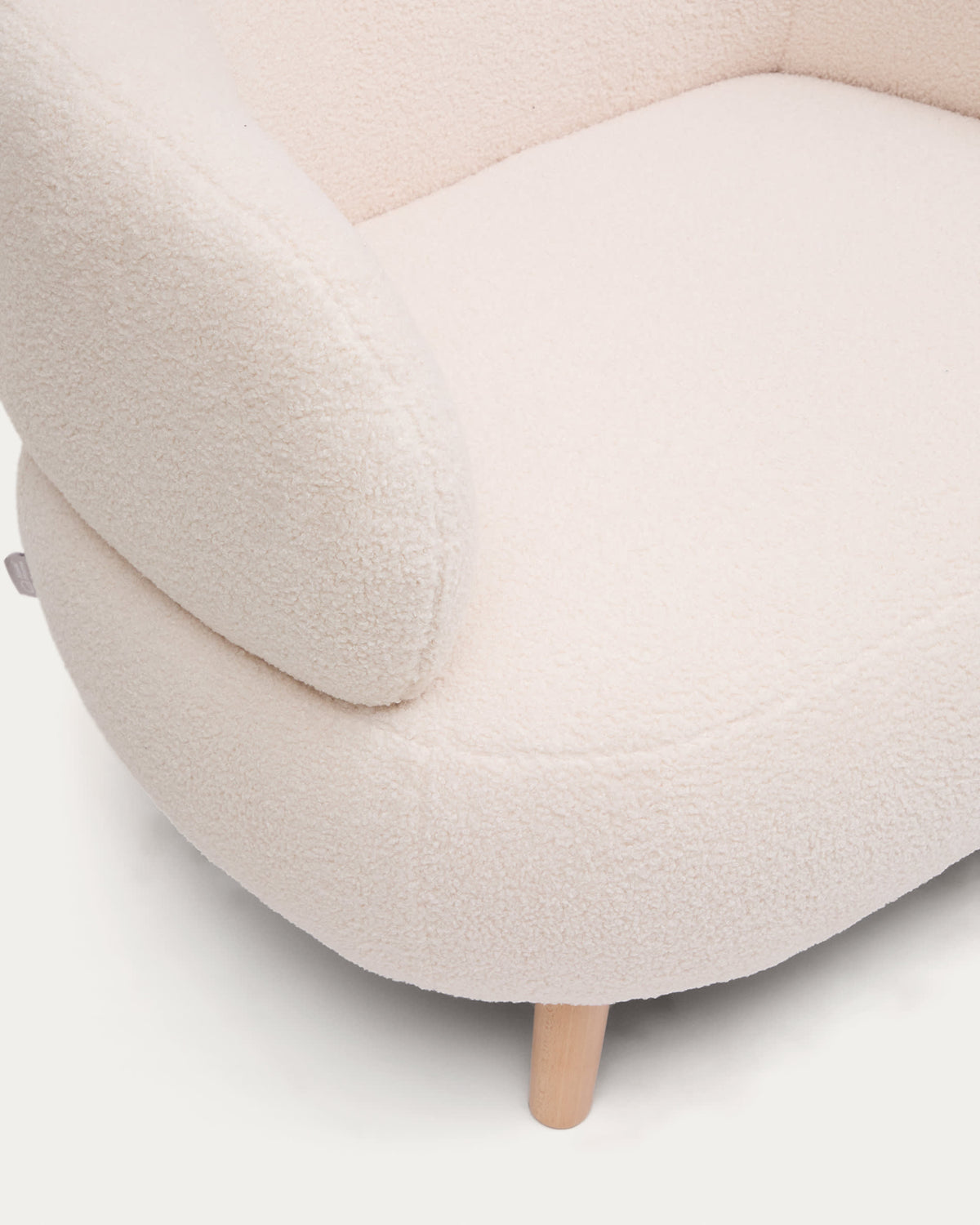 Fauteuil Japandi bouclette écru avec pieds en bois de hêtre 90 cm - Luisa