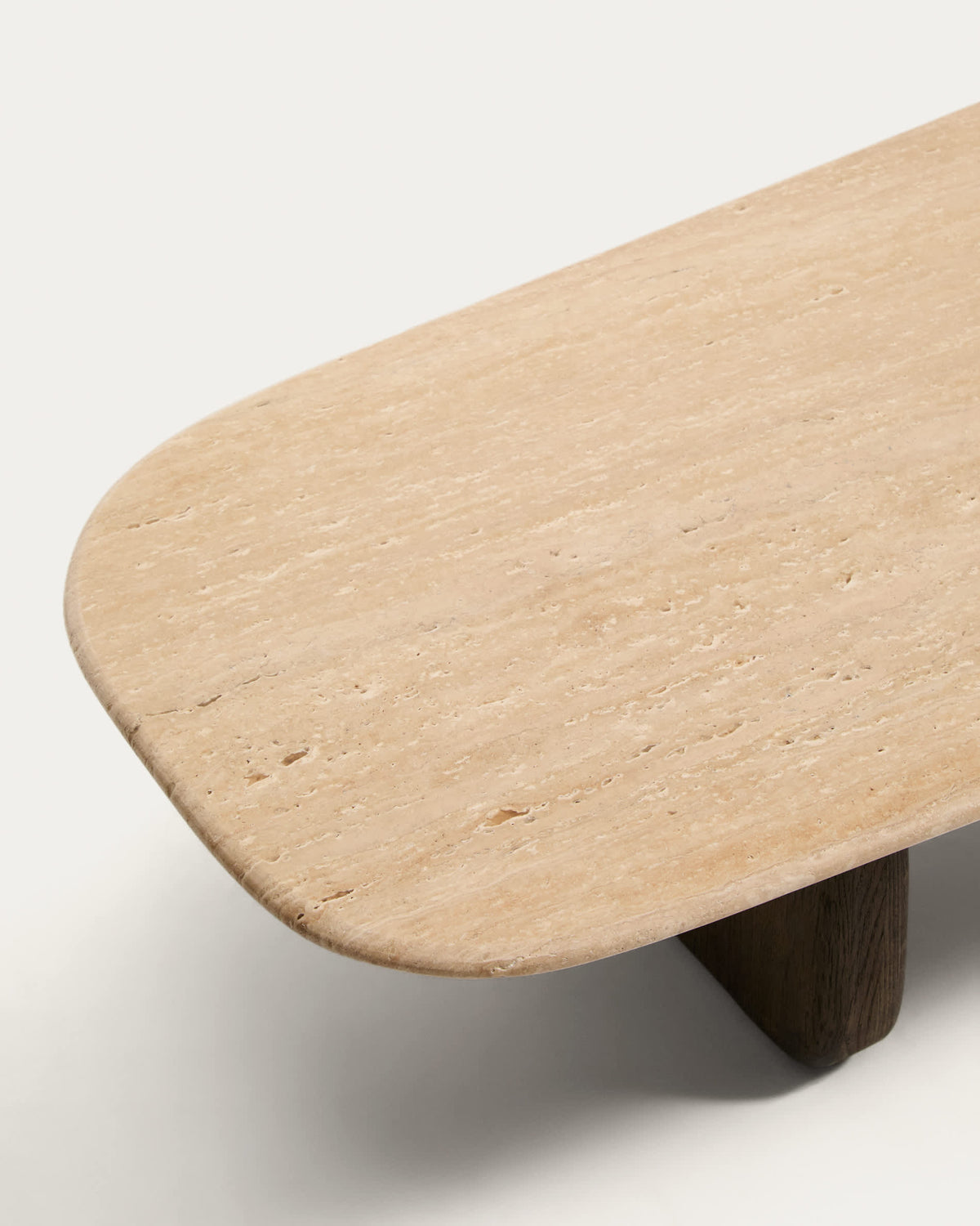 Table basse Japandi en travertin beige et pieds en bois de chêne avec finition foncée 147 x 65 cm - Pirita