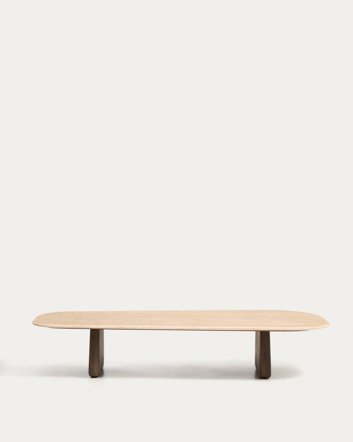 Table basse Japandi en travertin beige et pieds en bois de chêne avec finition foncée 147 x 65 cm - Pirita
