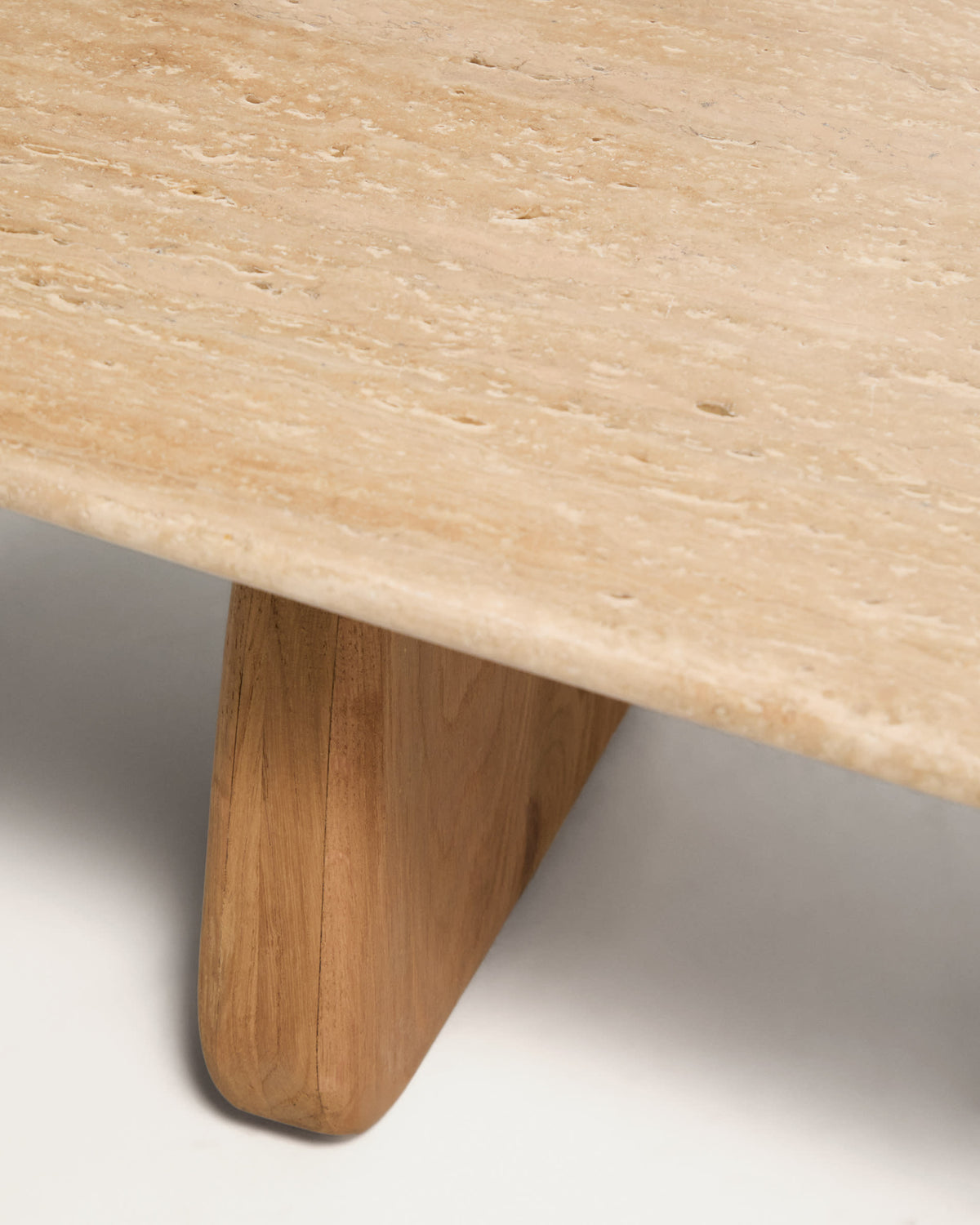 Table basse Japandi en travertin beige et pieds en bois de chêne avec finition ton naturel 147 x 65 cm - Pirita