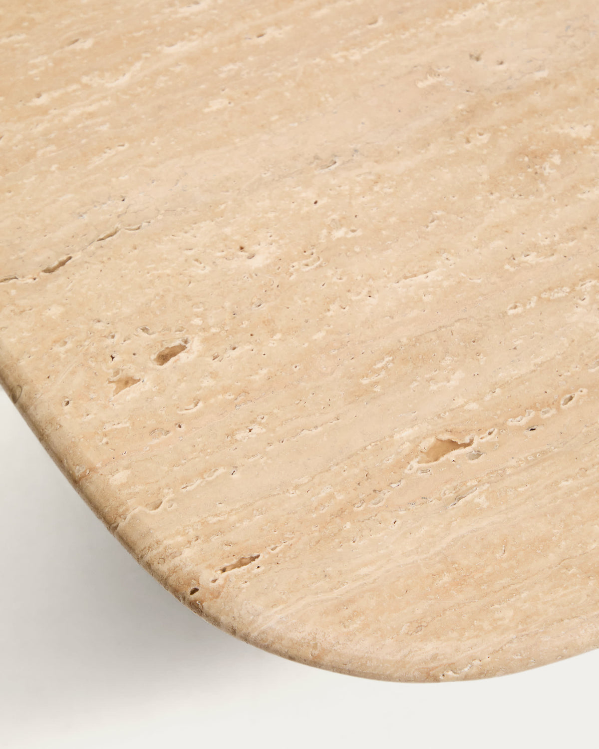 Table basse Japandi en travertin beige et pieds en bois de chêne avec finition ton naturel 147 x 65 cm - Pirita