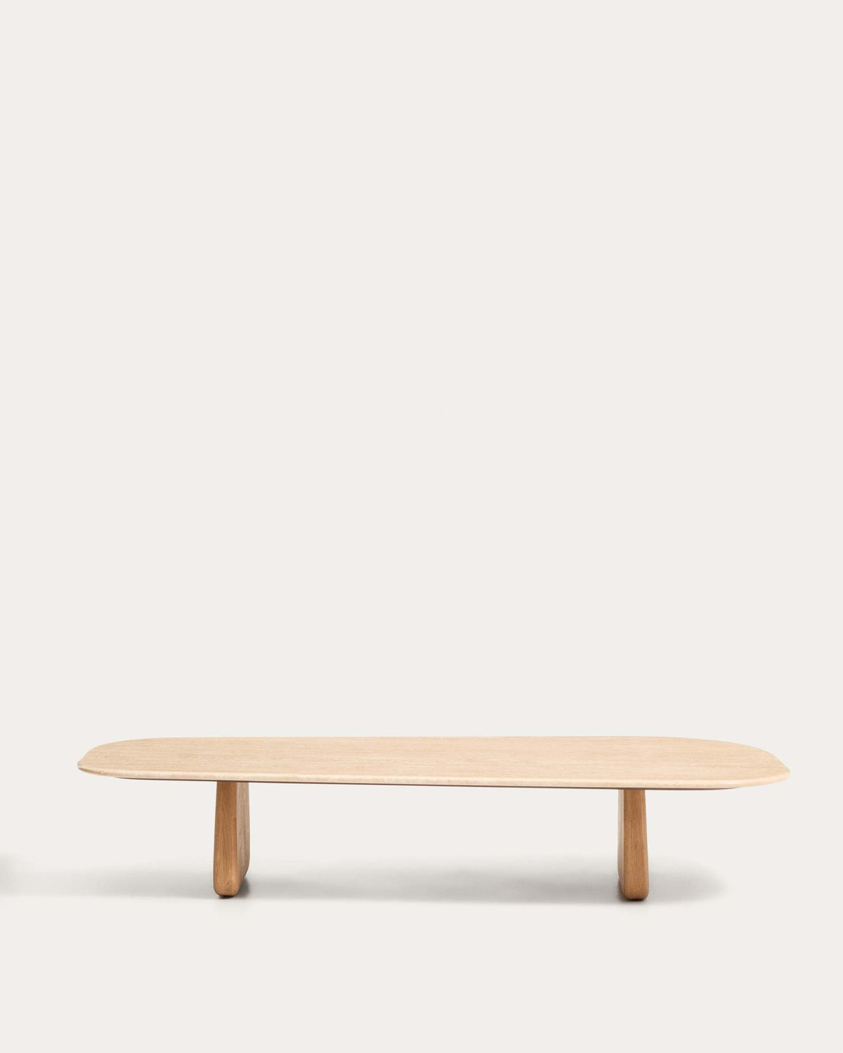 Table basse Japandi en travertin beige et pieds en bois de chêne avec finition ton naturel 147 x 65 cm - Pirita