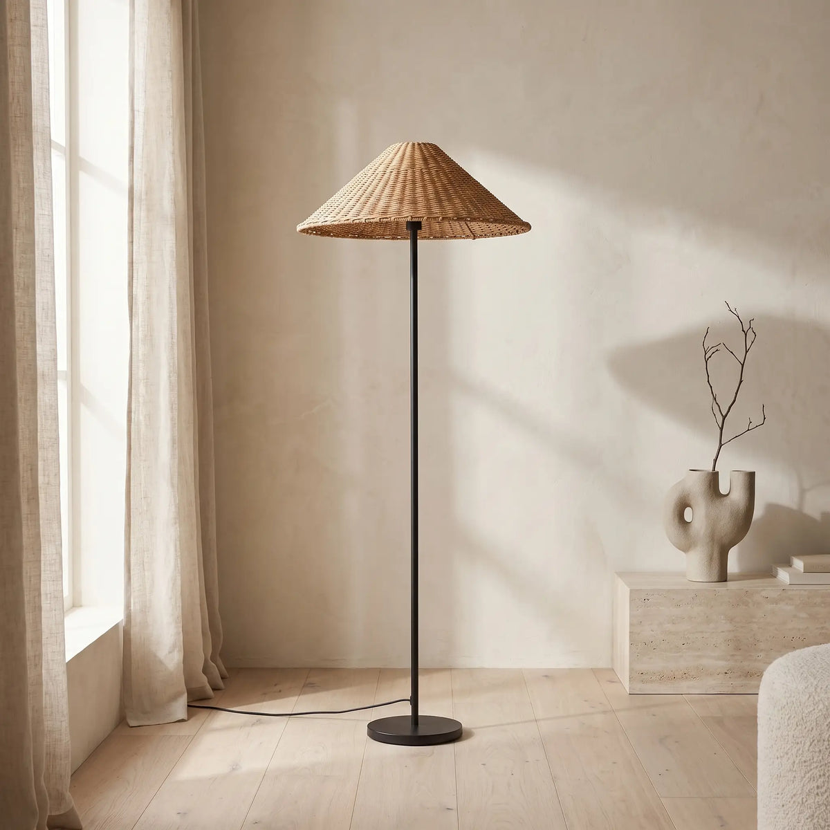 Lampadaire Japandi en rotin et métal avec finition peinture noire - Urania