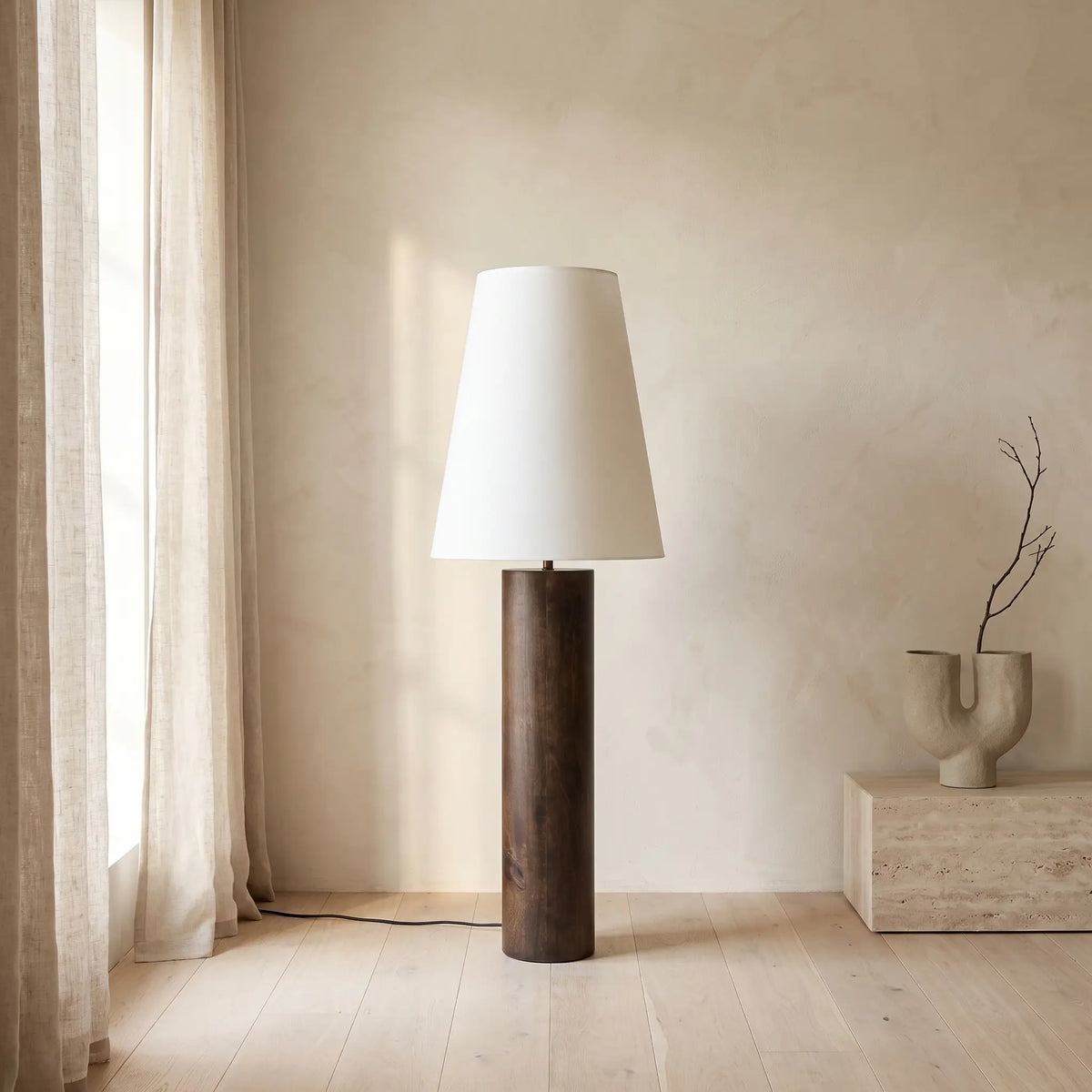 Lampadaire Japandi en bois d'hévéa avec finition foncée - Marga