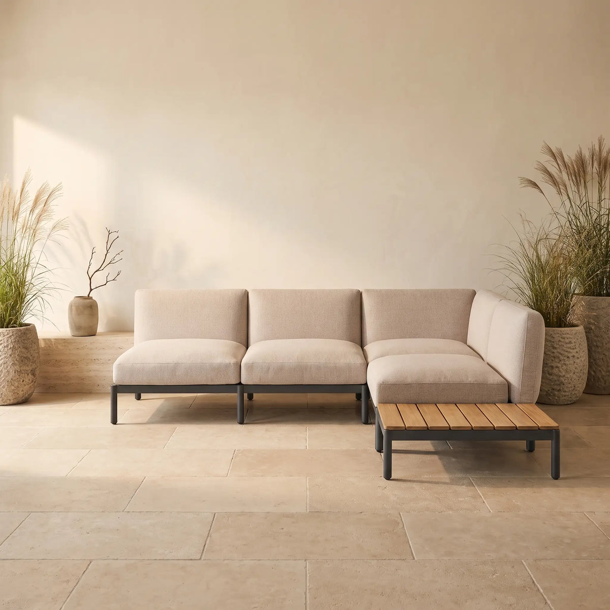 Canapé d'angle modulable d'extérieur Japandi 4 places revêtement beige et aluminium gris accompagné d'une table en teck 353 x 316,5 cm - Sorells