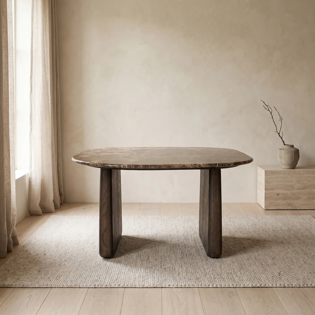 Table auxiliaire Japandi en marbre marron et pieds en bois de chêne avec finition foncée 71 x 70 cm - Pirita