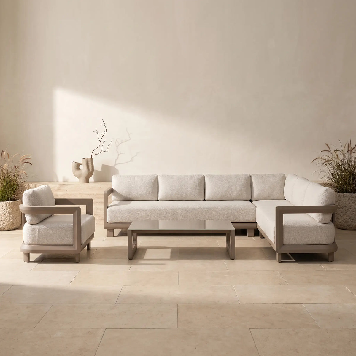 Set Japandi avec canapé d'angle 5 places, fauteuil et table basse en verre trempé et aluminium taupe - Nerano