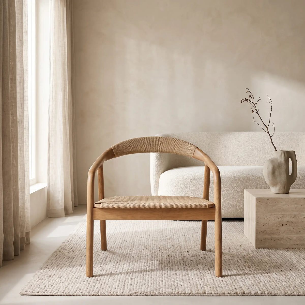 Fauteuil Japandi en bois de chêne avec finition ton naturel et corde en papier beige - Derile