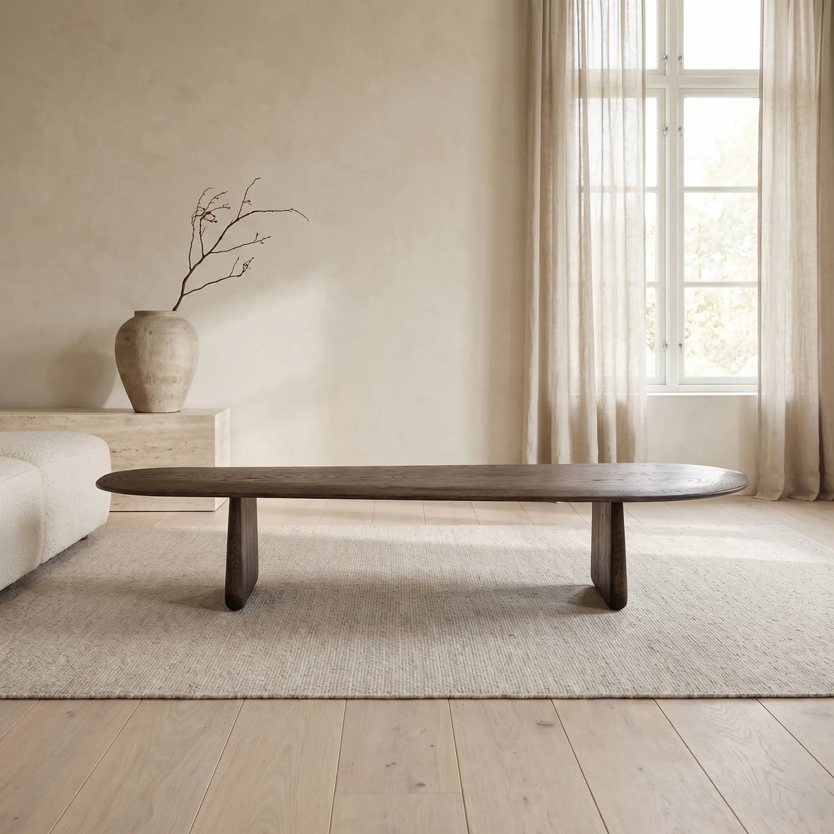 Table basse Japandi en bois de chêne finition foncée 147 x 65 cm - Pirita