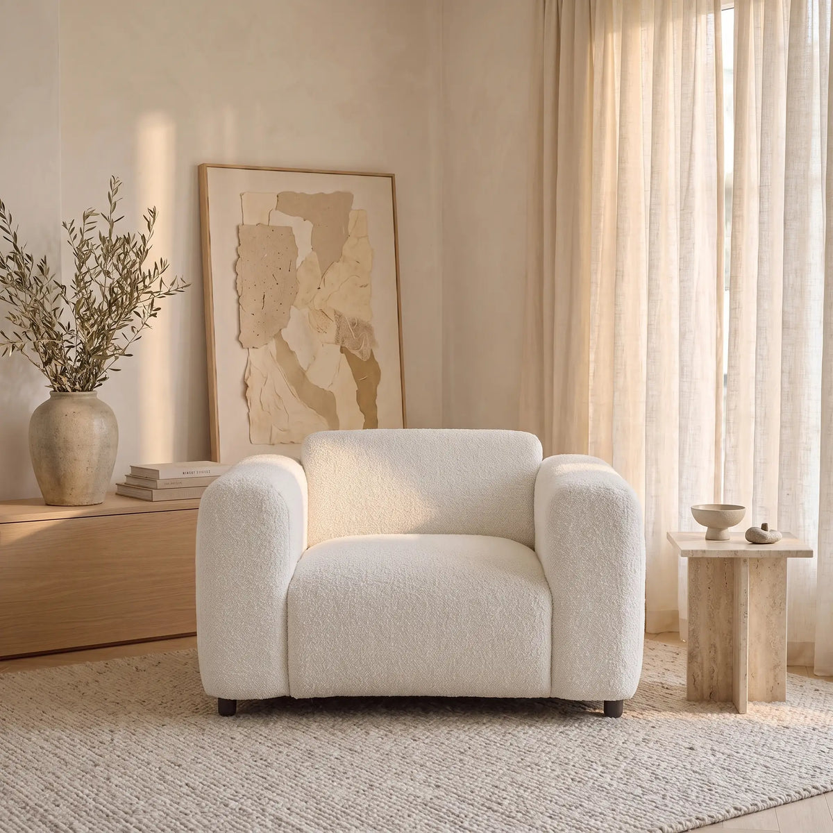 Fauteuil Japandi large en bouclette blanche - Pogni