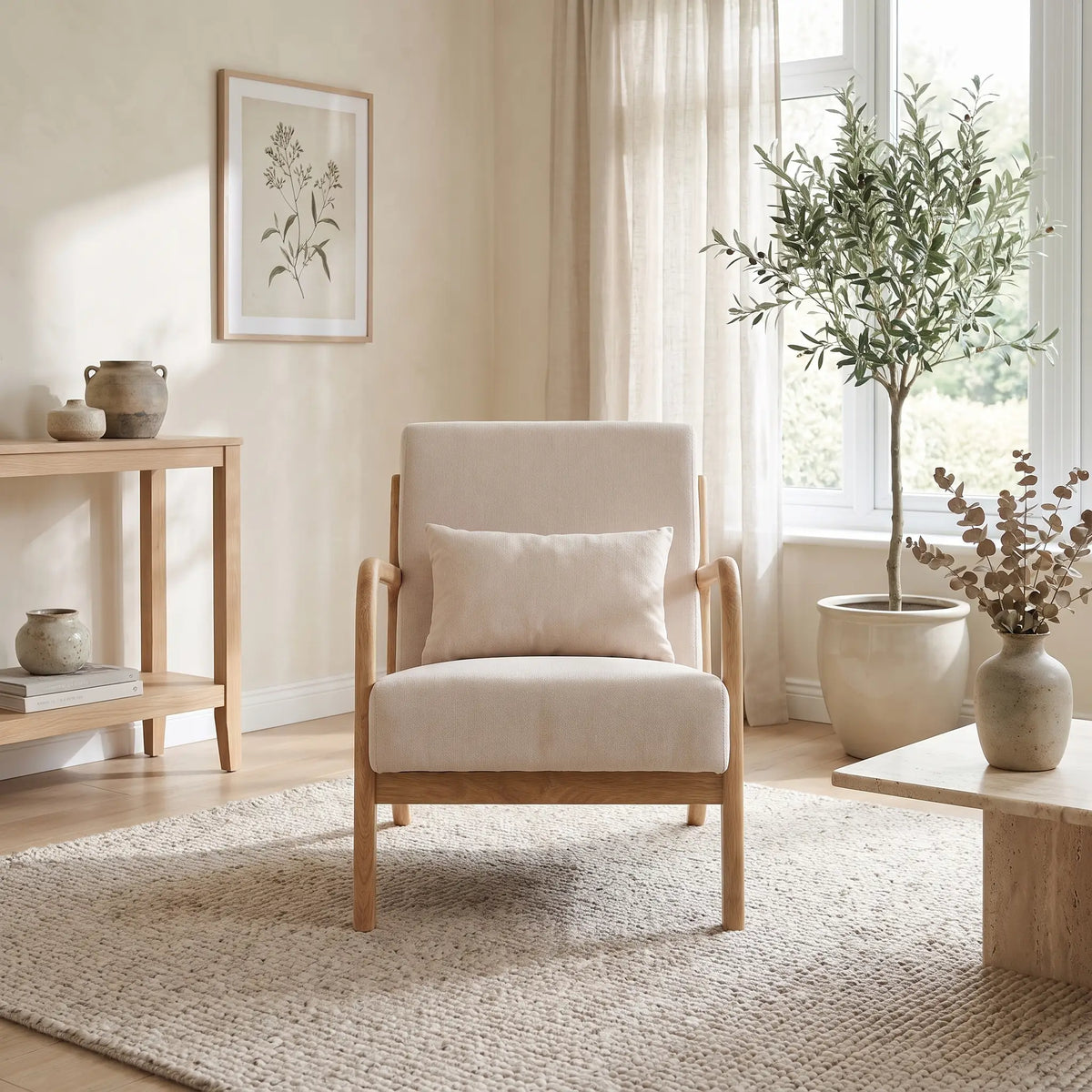 Fauteuil Japandi lounge à dossier haut en bois massif et tissu beige