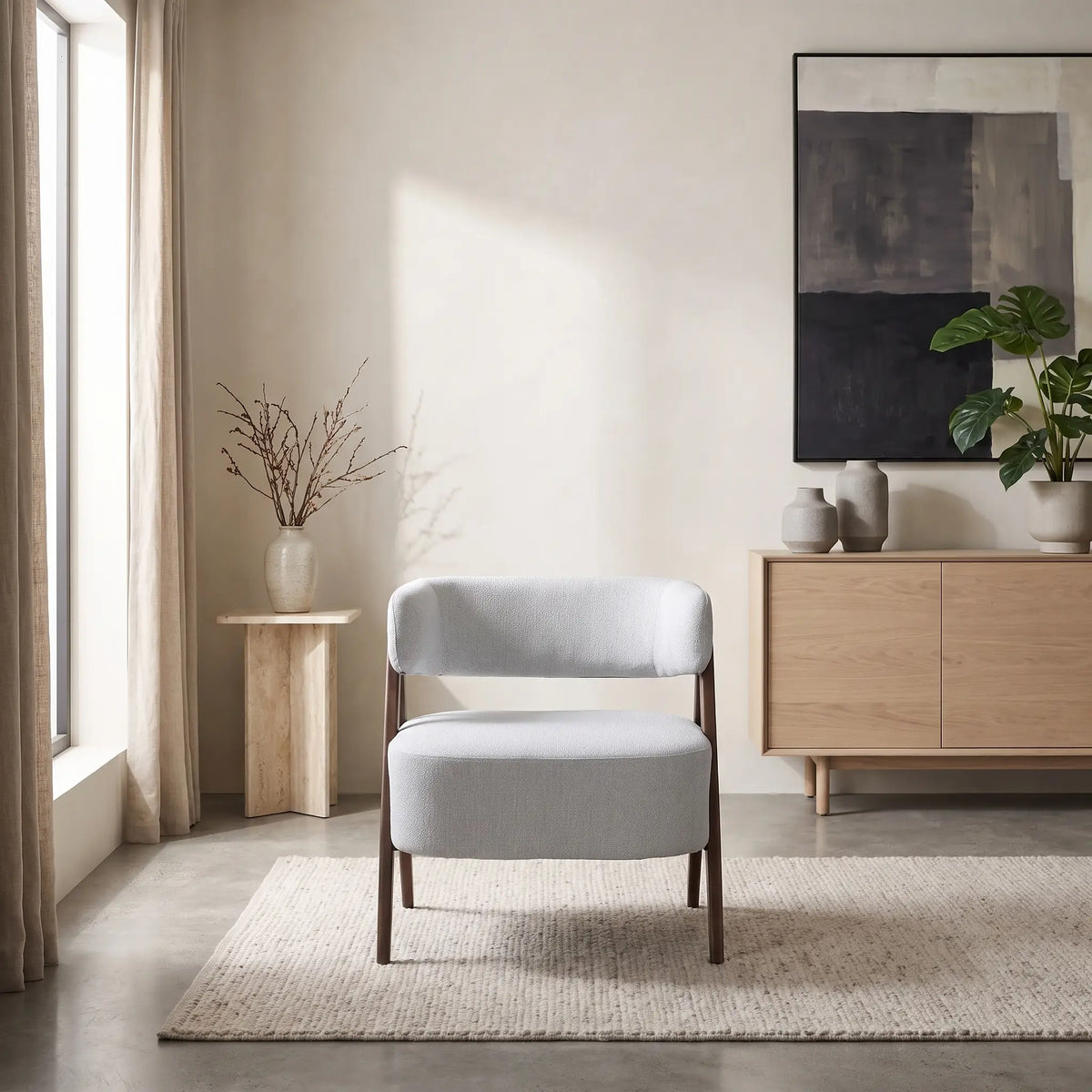 Fauteuil Japandi en tissu gris clair et structure effet bois - Astra